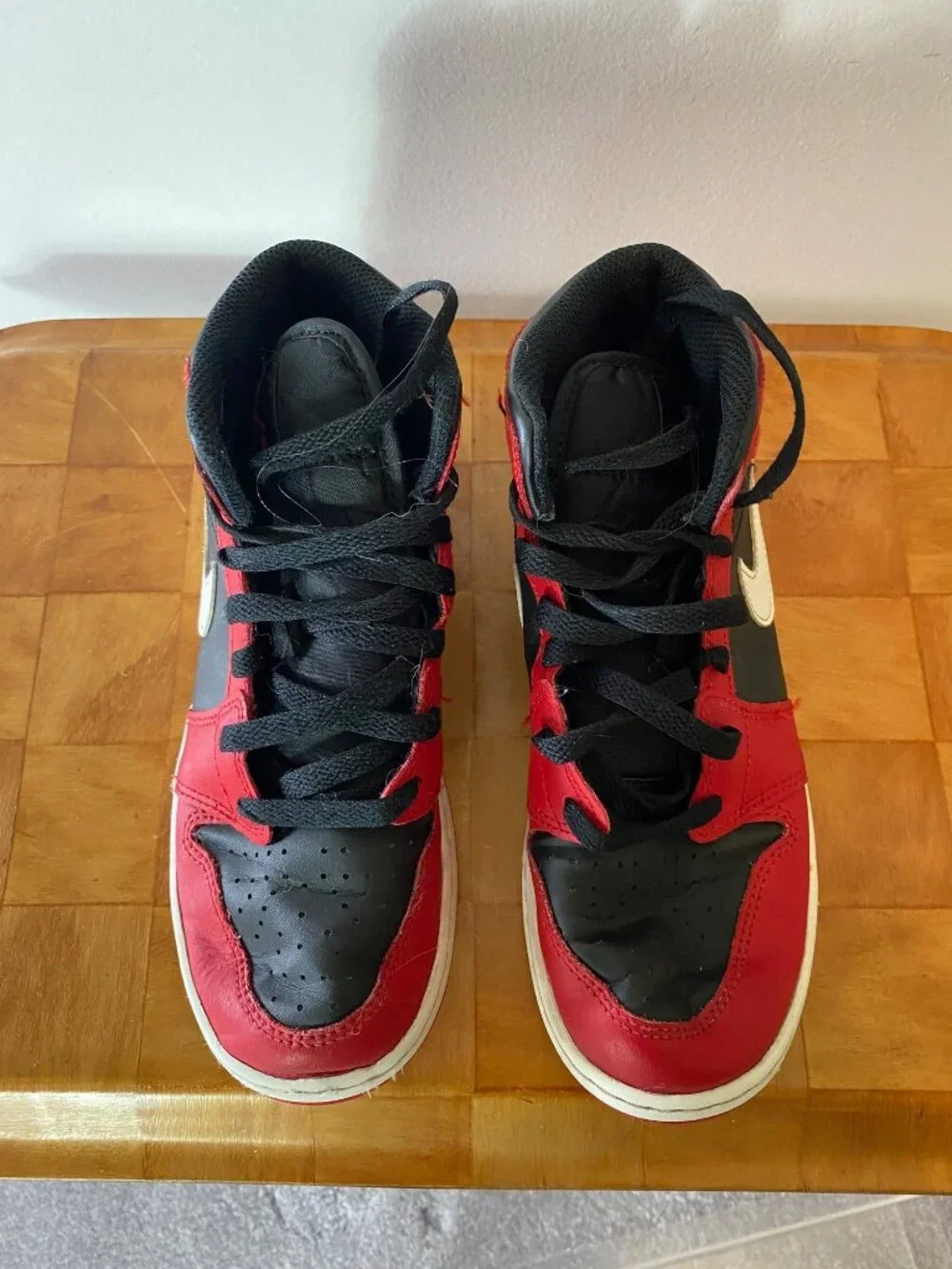 Air Jordan 1 Mid Chicago Black Toe Sneakers Youth Size 5.5Y Red/Black/White